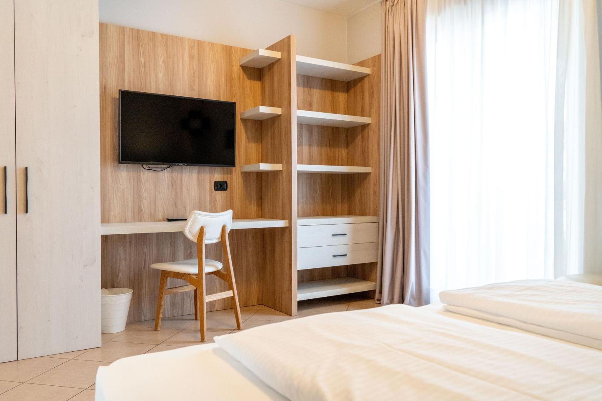 Hatelier Garda Home By Enjoy Garda Hotel Peschiera del Garda Exterior photo